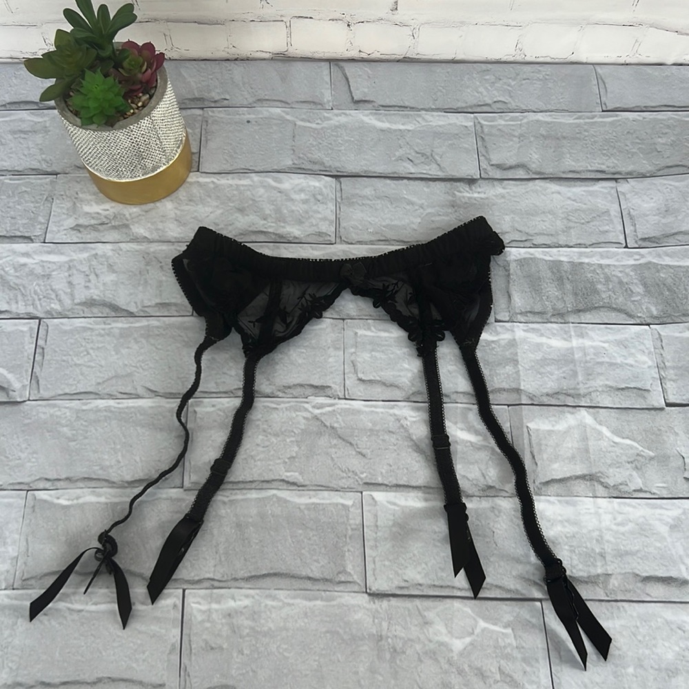 Vintage Victoria’s Secret black lace garter belt size small